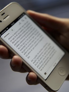 news-content-on-smartphone